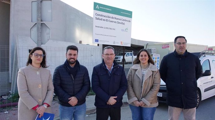 Dirigentes del PP provincial y local, en El Cuervo, en una atención a medios para abordar cuestiones del ámbito sanitario.