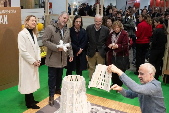 El alcalde de Barcelona, Jaume Collboni, y la tercera teniente de alcalde, Maria Eugnia Gay, en el Festival de la Infancia que se celebra en Barcelona