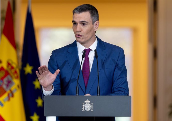 El presidente del Gobierno, Pedro Sánchez, comparece para explicar el decreto que prorroga el escudo social tras una rueda de prensa posterior a la reunión del Consejo de Ministros, en el Palacio de la Moncloa, a 27 de diciembre de 2023, en Madrid (Espa