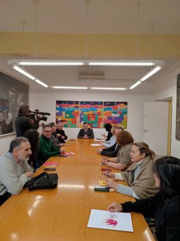 El alcalde de Logroño, Conrado Escobar, acompañado de la concejala de Servicios Sociales, Patricia Sainz, ha presidido hoy la reunión del Consejo Municipal de Cooperación y Solidaridad