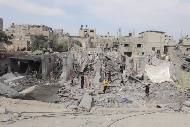 Archivo - Edificios destruidos por un bombardeo de Israel contra Al Nuseirat, en el centro de la Franja de Gaza