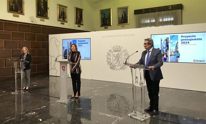 La alcaldesa de Zaragoza, Natalia Chueca; junto a la consejera municipal de Hacienda, Blanca Solans; y el portavoz de VOX, Julio Calvo, presentan el proyecto de presupuesto de 2024