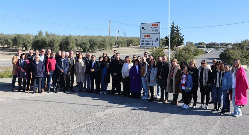 Espadas, junto a otros miembros del PSOE, reclama la continuación de la Autovía del Olivar.