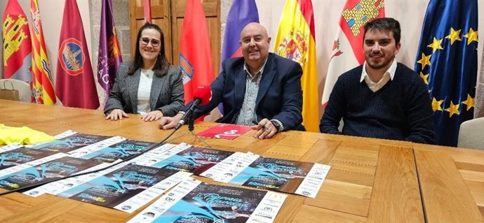 Carlos López, concejal de Turismo, Deportes y Fiestas, y Carlos Ruiz y María López, de Triávila.