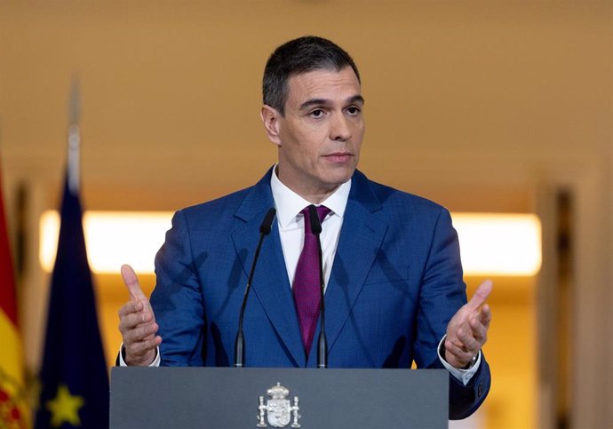 El presidente del Gobierno, Pedro Sánchez, comparece para explicar el decreto que prorroga el escudo social tras una rueda de prensa posterior a la reunión del Consejo de Ministros, en el Palacio de la Moncloa, a 27 de diciembre de 2023, en Madrid (Espa