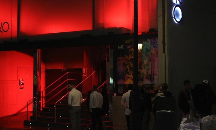 Archivo - Un grupo de personas espera para entrar a una fiesta organizada en Nochevieja.