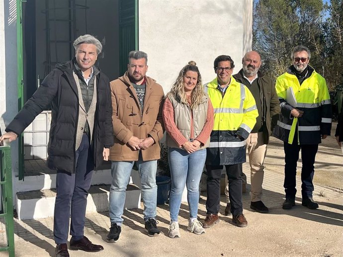 El vicepresidente primero y delegado de Infraestructuras, Sostenibilidad y Agricultura de la Diputación de Córdoba, Andrés Lorite (izda.), en su visita a Palenciana.