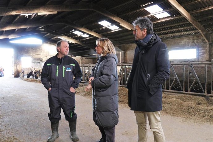 La diputada general de Gipuzkoa, Eider Mendoza, y el diputado de Equilibrio Territorial Verde Xabier Arruti, junto al propietario del caserío Larrola de Larraul