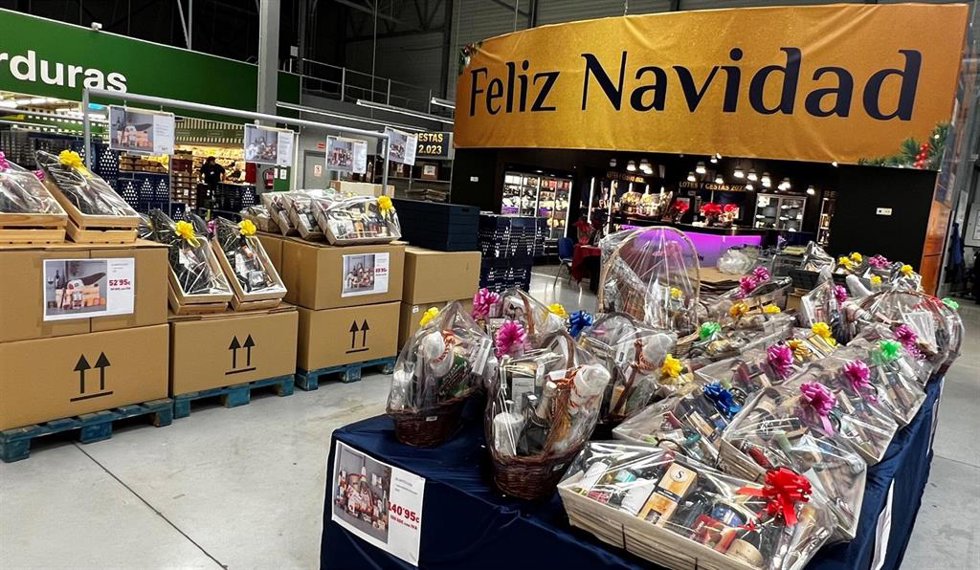 Surtido de lotes y cestas solidarios de la campaña de Makro 'Lotes & Cestas 2023', cuya recaudación total se donará a los proyectos que Acción Contra el Hambre lleva a cabo en España para mejorar la seguridad alimentaria de las familias vulnerables.