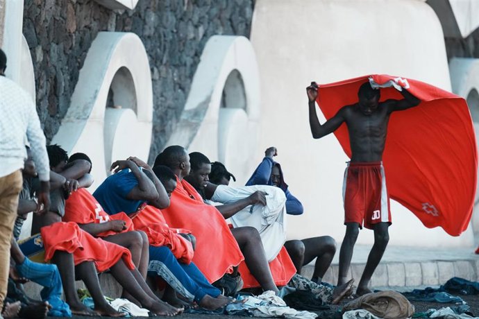 Archivo - Un grupo de migrantes a su llegada a El Hierro en una foto de archivo. 