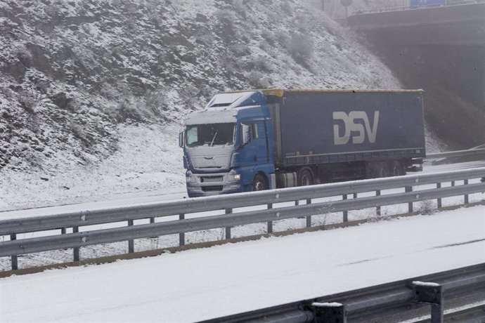Archivo - Un camión circula por una carretera cubierta de nieve, a 26 de enero de 2023, en Doncos, As Nogais, Lugo