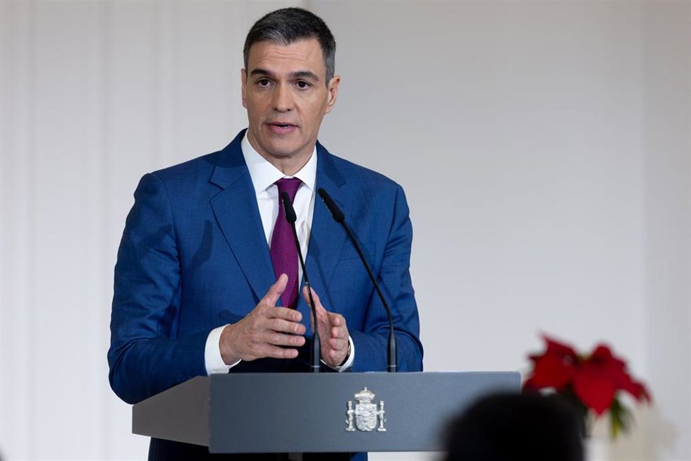 El presidente del Gobierno, Pedro Sánchez, en rueda de prensa posterior a la reunión del Consejo de Ministros, en el Palacio de la Moncloa, a 27 de diciembre de 2023, en Madrid (España).