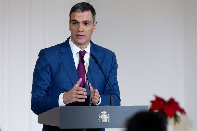 El presidente del Gobierno, Pedro Sánchez, comparece para explicar el decreto que prorroga el escudo social tras una rueda de prensa posterior a la reunión del Consejo de Ministros, en el Palacio de la Moncloa, a 27 de diciembre de 2023, en Madrid (Espa