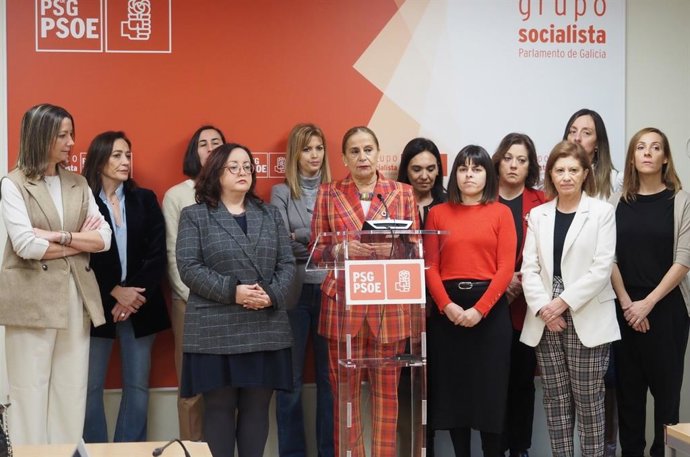 Diputadas y cargos socialistas arropan a la tienente de alcaldesa de Cangas, Iria Malvido, en una rueda de prensa en el Parlamento de Galicia