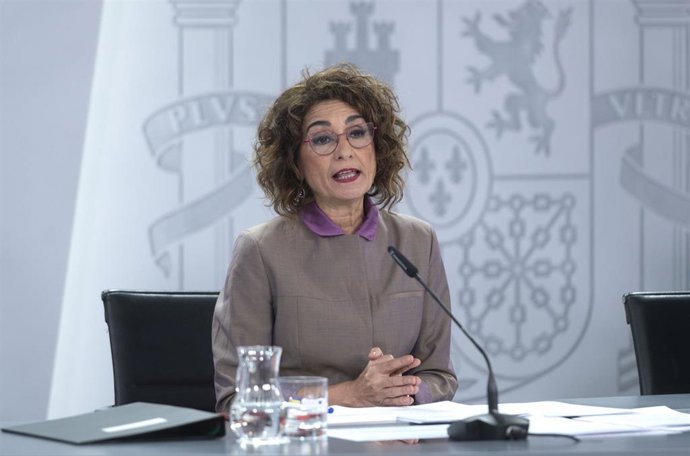 La vicepresidenta cuarta y ministra de Hacienda y Función Pública, María Jesús Montero, durante una rueda de prensa posterior a la reunión del Consejo de Ministros, en el Palacio de la Moncloa, a 12 de diciembre de 2023, en Madrid (España). El Gobierno 