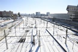 Archivo - Nieve en vías de tren de Adif