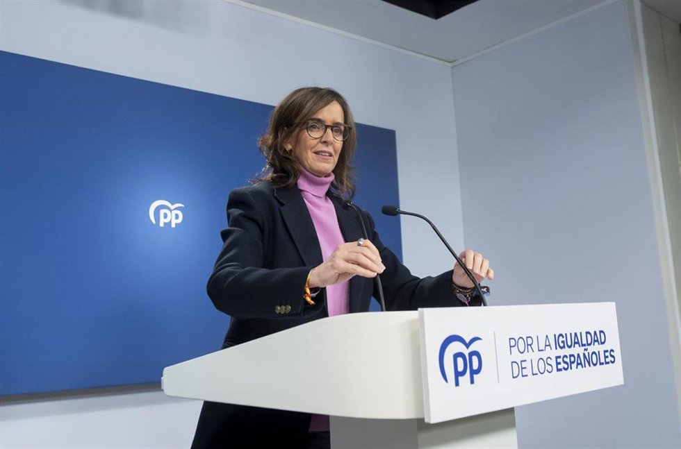 La vicesecretaria de Organización Territorial del PP, Carmen Fúnez durante una rueda de prensa posterior a la reunión del Comité de Dirección del Partido Popular, en la sede nacional del PP, a 27 de diciembre de 2023, en Madrid (España). Durante la rued