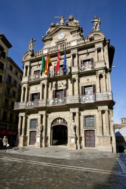 Archivo - Fachada del Ayuntamiento de Pamplona.