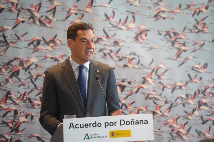 El presidente de la Junta de Andalucía, Juanma Moreno, durante la rueda de prensa tras la firma del acuerdo del protocolo del Parque Nacional de Doñana. A 27 de noviembre de 2023, en Almonte (Huelva). (Foto de archivo).