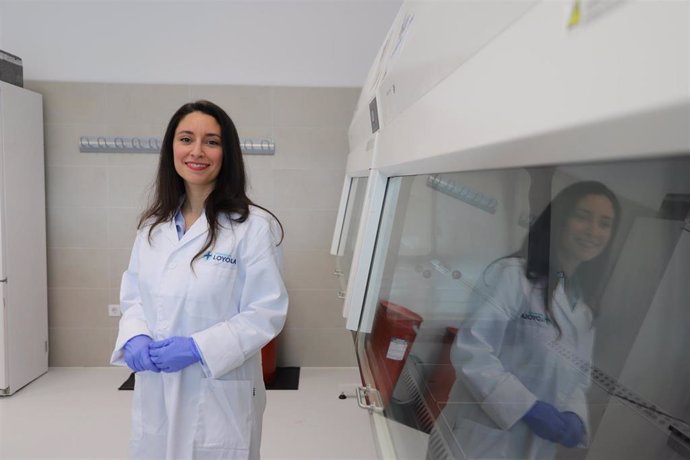 La científica de la Loyola Carmen Campos, premiada por el Ayuntamiento de Madrid por su investigación en la detección de marcadores tumorales en fluidos biológicos.