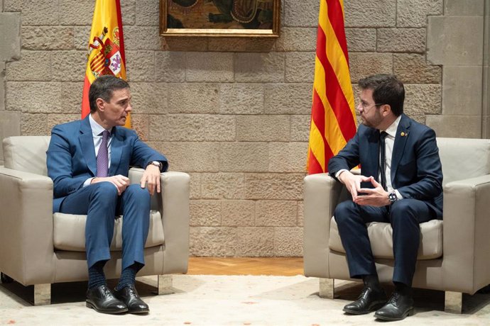 El presidente del Gobierno, Pedro Sánchez (i), y el president de la Generalitat de Catalunya, Pere Aragonès (d), se reúnen en el Palau de la Generalitat, a 21 de diciembre de 2023, en Barcelona, Catalunya (España). 