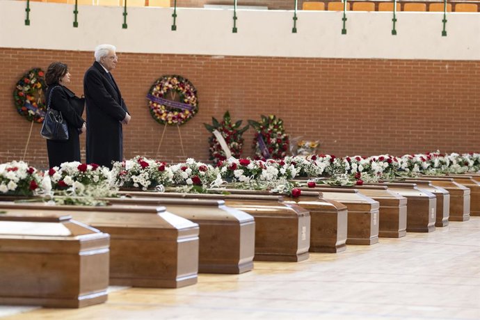 Archivo - El presidente de Italia, Sergio Mattarella, visita la capilla ardiente de los migrantes fallecidos frente a las costas de Calabria