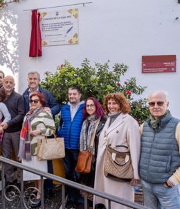 Ayuntamiento de Estepona suma otra obra a la Ruta de la Poesía, que cuenta ya con medio centenar de creaciones.