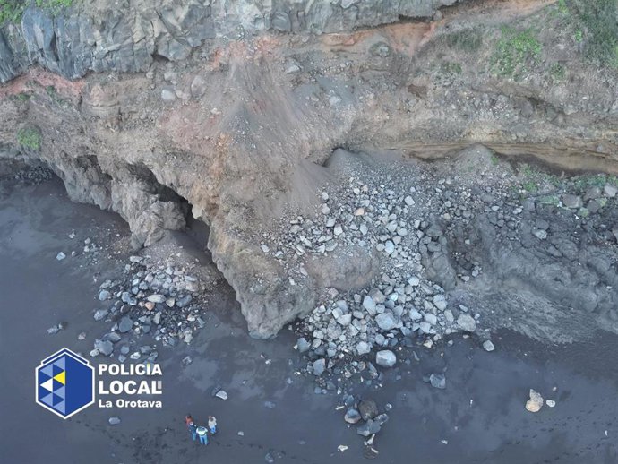 El Ayuntamiento de La Orotava ha ordenado el cierre provisional del acceso a la playa de Los Patos debido al desprendimiento que se produjo en la zona en estos días.  Hace un llamamiento para que se respeten las señales y no se acceda a la playa