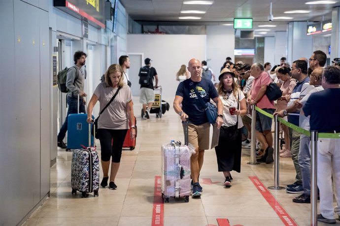 Archivo - Llegada de pasajeros a la terminal 1 del aeropuerto Adolfo Suárez Madrid-Barajas, a 14 de agosto de 2023, en Madrid (España).  