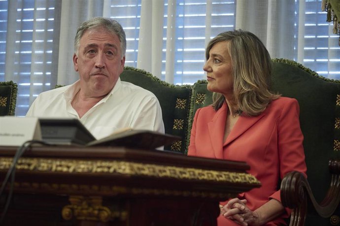 Archivo - Joseba Asiron y Cristina Ibarrola durante lel pleno de constitución del Ayuntamiento de Pamplon el 17 de junio de 2023.