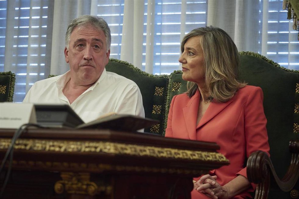 Archivo - Joseba Asiron y Cristina Ibarrola durante lel pleno de constitución del Ayuntamiento de Pamplon el 17 de junio de 2023.