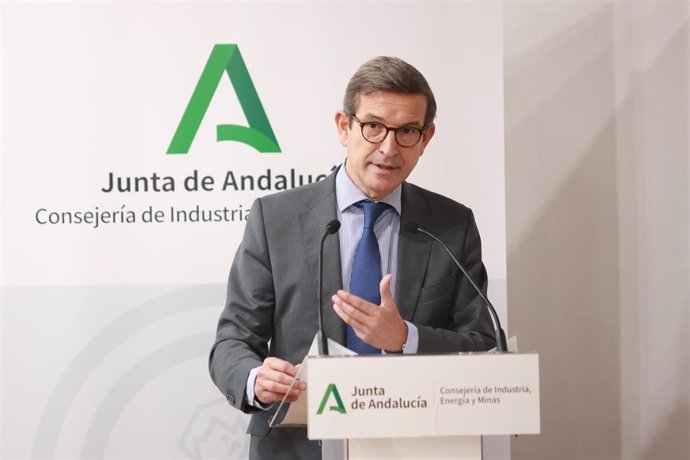 El consejero andaluz de Industria, Energía y Minas, Jorge Paradela, interviene durante la presentación del plan Crece en una foto de archivo.