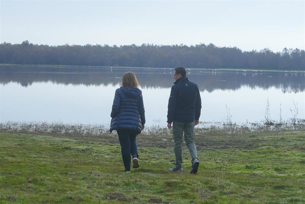 El presidente de la Junta de Andalucía, Juanma Moreno, conversa con la ministra de Transición Ecológica y Reto Demográfico, Teresa Ribera, durante la visita al Parque Nacional de Doñana. A 27 de noviembre de 2023, en Almonte, Huelva (Andalucía, España).