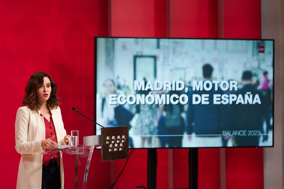 La presidenta de la Comunidad de Madrid, Isabel Díaz Ayuso, en la rueda de prensa para hacer balance del año 2023 tras presidir el último Consejo de Gobierno del año