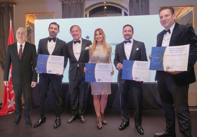 Los Premiados posan con sus galardones.