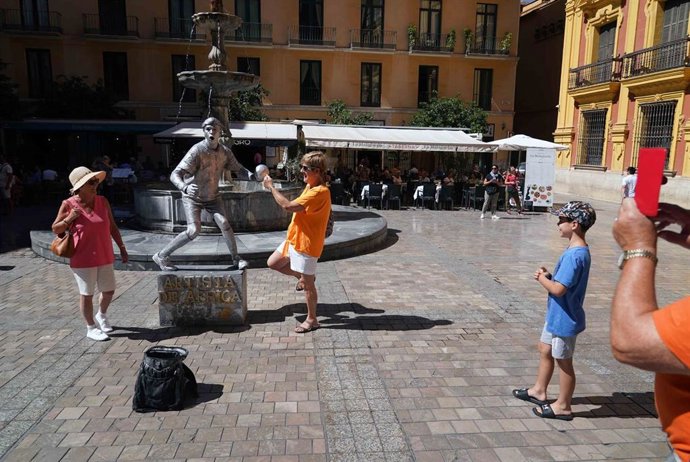 Archivo - Turistas en Málaga.