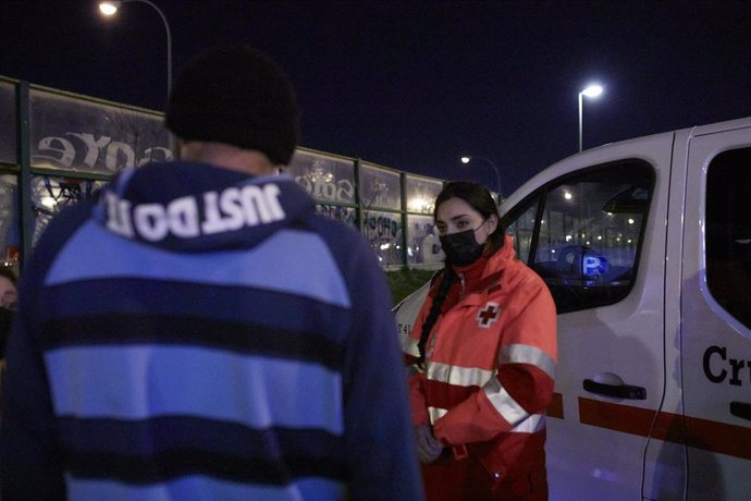 Archivo - Imagen de archivo de trabajadores de Cruz Roja conversando con un hombre sin hogar.