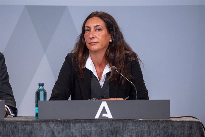 Archivo - La consejera de Inclusión Social, Juventud, Familias e Igualdad, Loles López, en una rueda de prensa posterior a una reunión del Consejo de Gobierno andaluz. (Foto de archivo).