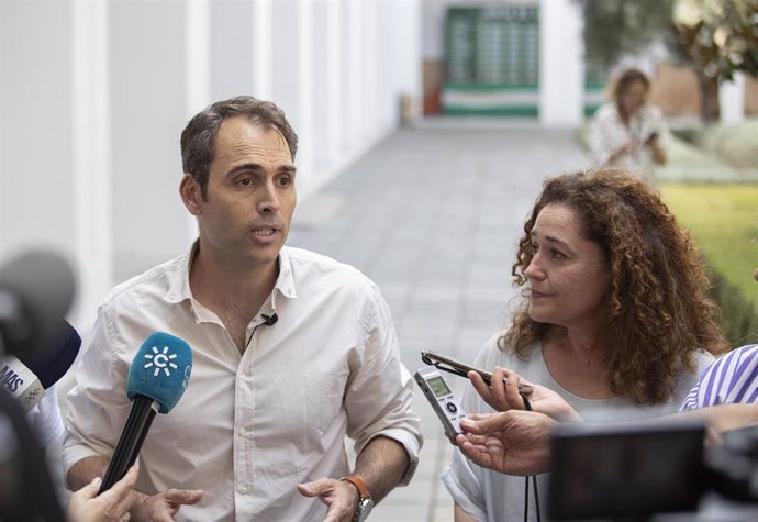 Archivo - El diputado de Sumar por Málaga y coordinador general de IU Andalucía, Toni Valero (i), junto a la portavoz de Por Andalucía, Inmaculada Nieto (d). A 29 de junio de 2023, en Sevilla (Andalucía, España). (Foto de archivo).