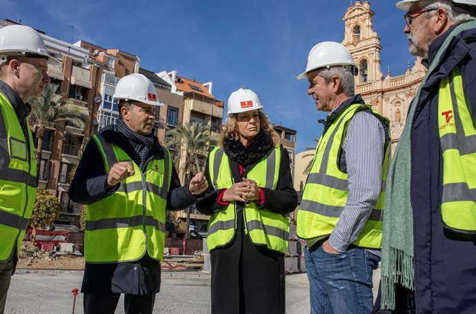Visita a las obras de la plaza de la Merced de Huelva.