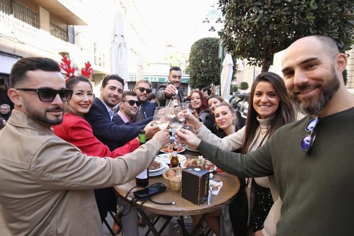 Un grupo de personas celebra la 'Tardebuena' en Cartagena (Murcia)