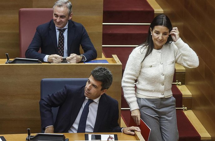 Archivo - La consellera de Hacienda, Ruth Merino (d) y el presidente de la Generalitat, Carlos Mazón