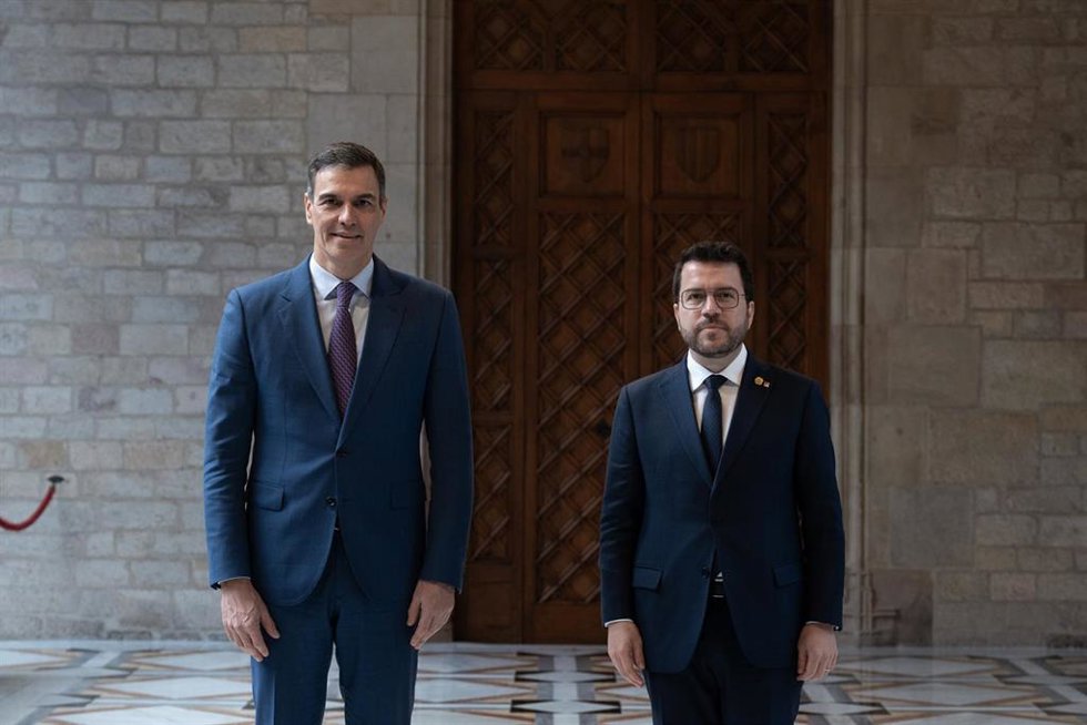 El presidente del Gobierno, Pedro Sánchez (i), y el president de la Generalitat de Catalunya, Pere Aragons (d), se reúnen en el Palau de la Generalitat, a 21 de diciembre de 2023, en Barcelona, Catalunya (España). Este es el primer encuentro entre ambo