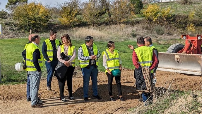 Archivo - Visita  a las obras en el camino rural San Julián. (Foto de archivo).