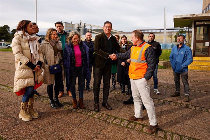 El candidato del PSdeG a la Xunta, José Ramón Goméz Besteiro, y el presidente del comité de empresa Alcoa San Cibrao, José Antonio Zan, durante el encuentro mantenido este miércoles en la planta de la factoría en Cervo (Lugo). A 27 de diciembre de 2023