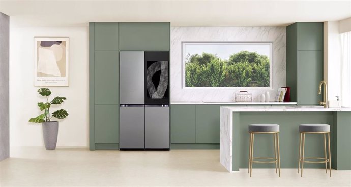 El refrigerador Flex Bespoke 4-Door Flex Refrigerator con AI Family Hub+