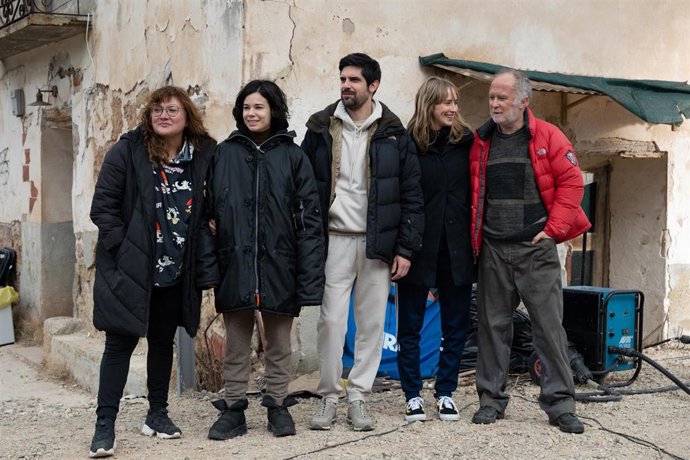 Archivo - La directora de cine Isabel Coixet y los actores Laia Costa, Francisco Carril, Ingrid García-Jonsson y Luis Bermejo posan durante el rodaje de la película Un amor de Isabel Coixet, a 8 de marzo de 2023, en Nalda, La Rioja (España). 
