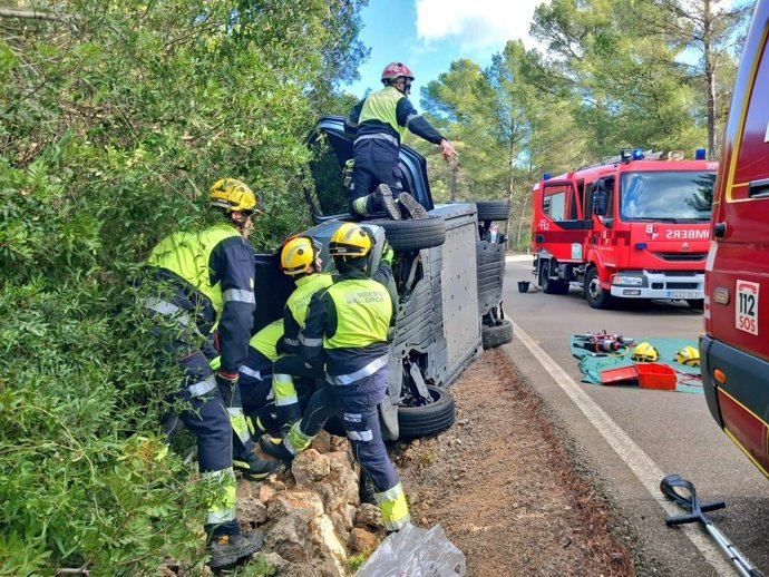 Rescatada una persona atrapada en su vehículo en la carretera de Son Serra de Marina