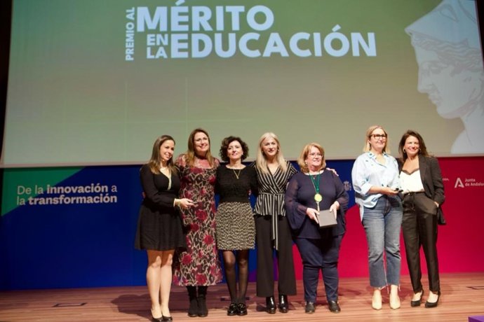 Patricia del Pozo ha subrayado la capacidad transformadora de la enseñanza en la entrega de los Premios al Mérito en la Educación, acto englobado en las actividades del II Congreso Internacional de Innovación Educativa, que se celebra en Málaga.