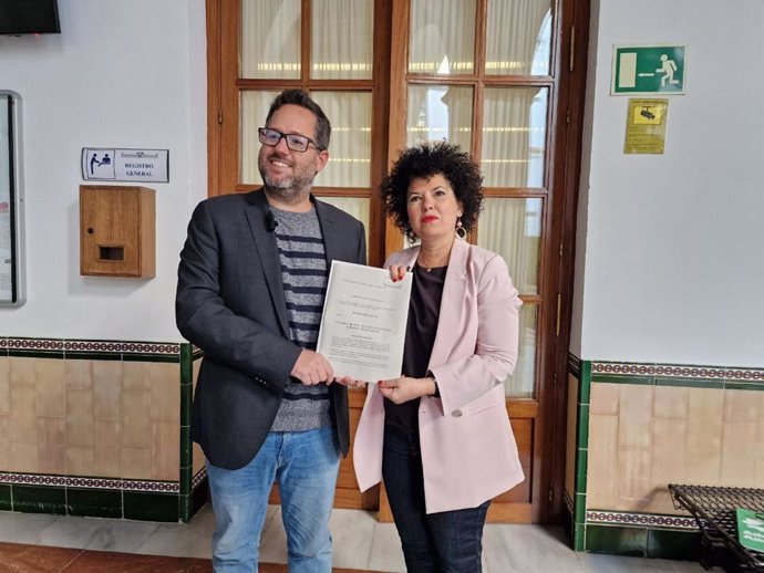 Los diputados de Adelante Andalucía José Ignacio García y Maribel Mora registran una proposición de ley para crear una tasa turística.